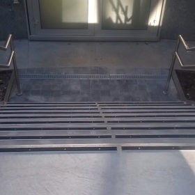 Profil plat ALU XP40 en situation au bord de marches d'escalier