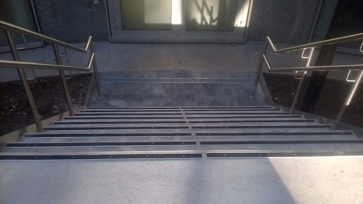 Profil plat ALU XP40 en situation au bord de marches d'escalier