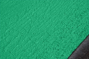 gros-plan-sur-de-la-résine-colorée-rollgrip-verte-appliquée-sur-la-chaussée